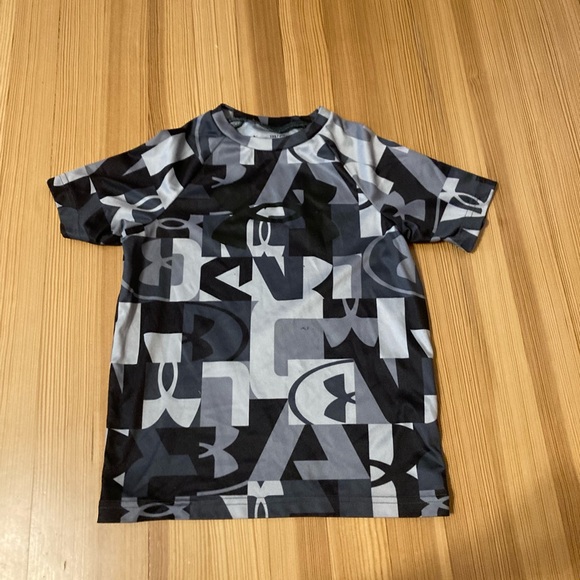 Under Armour, camouflaged boys shirt - Picture 1 of 2
